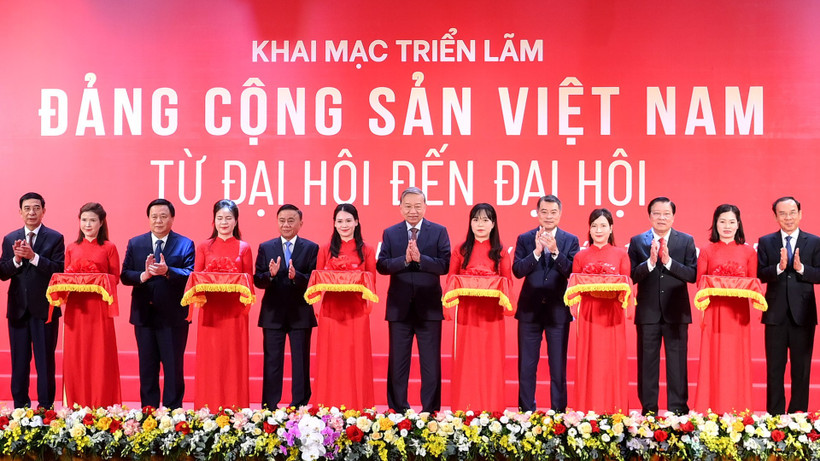 Tổng Bí thư Tô Lâm và các đồng chí lãnh đạo Đảng, Nhà nước cắt băng khai mạc Triển lãm “Đảng Cộng sản Việt Nam - Từ Đại hội đến Đại hội”. (Ảnh ĐĂNG KHOA)