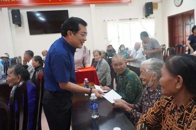 Ông Hồ Văn Lợi, Chủ tịch Quỹ từ thiện cô Sáu trao quà cho các gia đình chính sách, người có công ở xã Đất Đỏ. (Ảnh: SGGP)