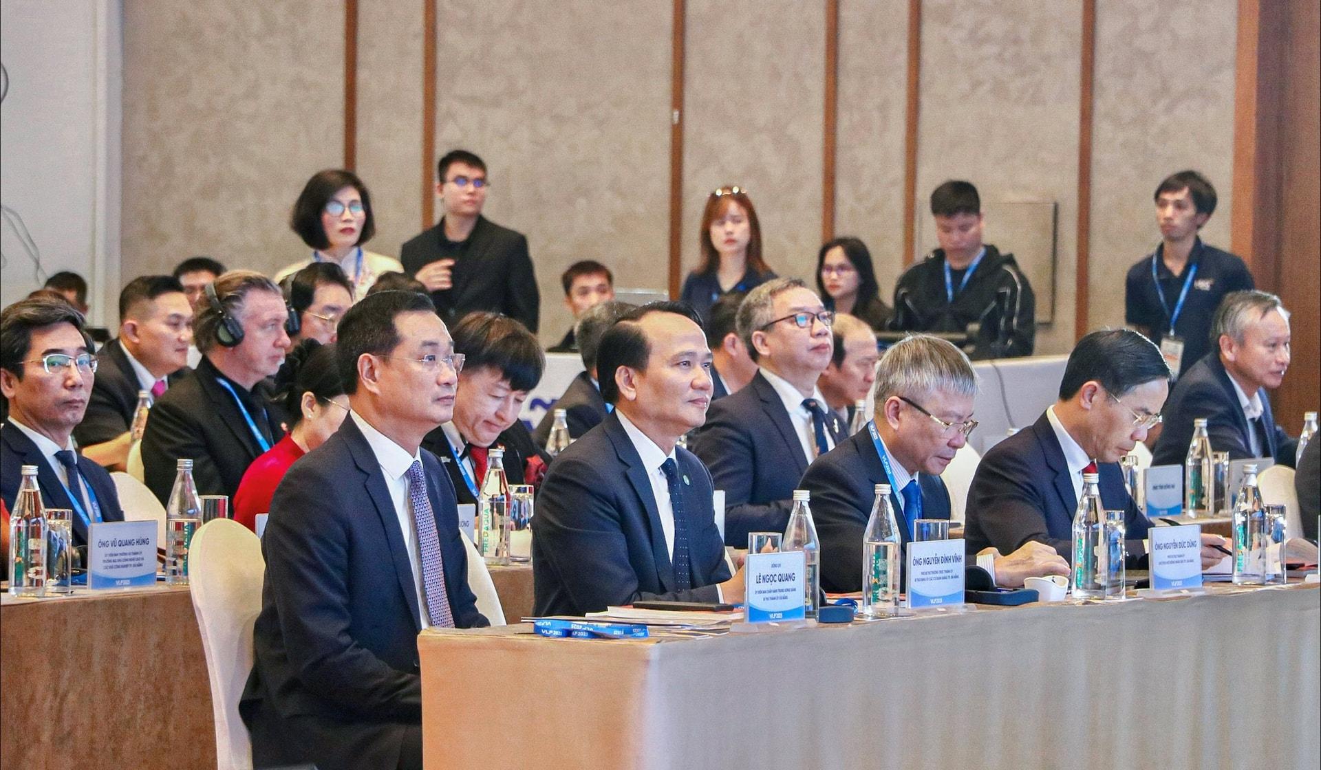 29 LANH DAO THANH PHO DU