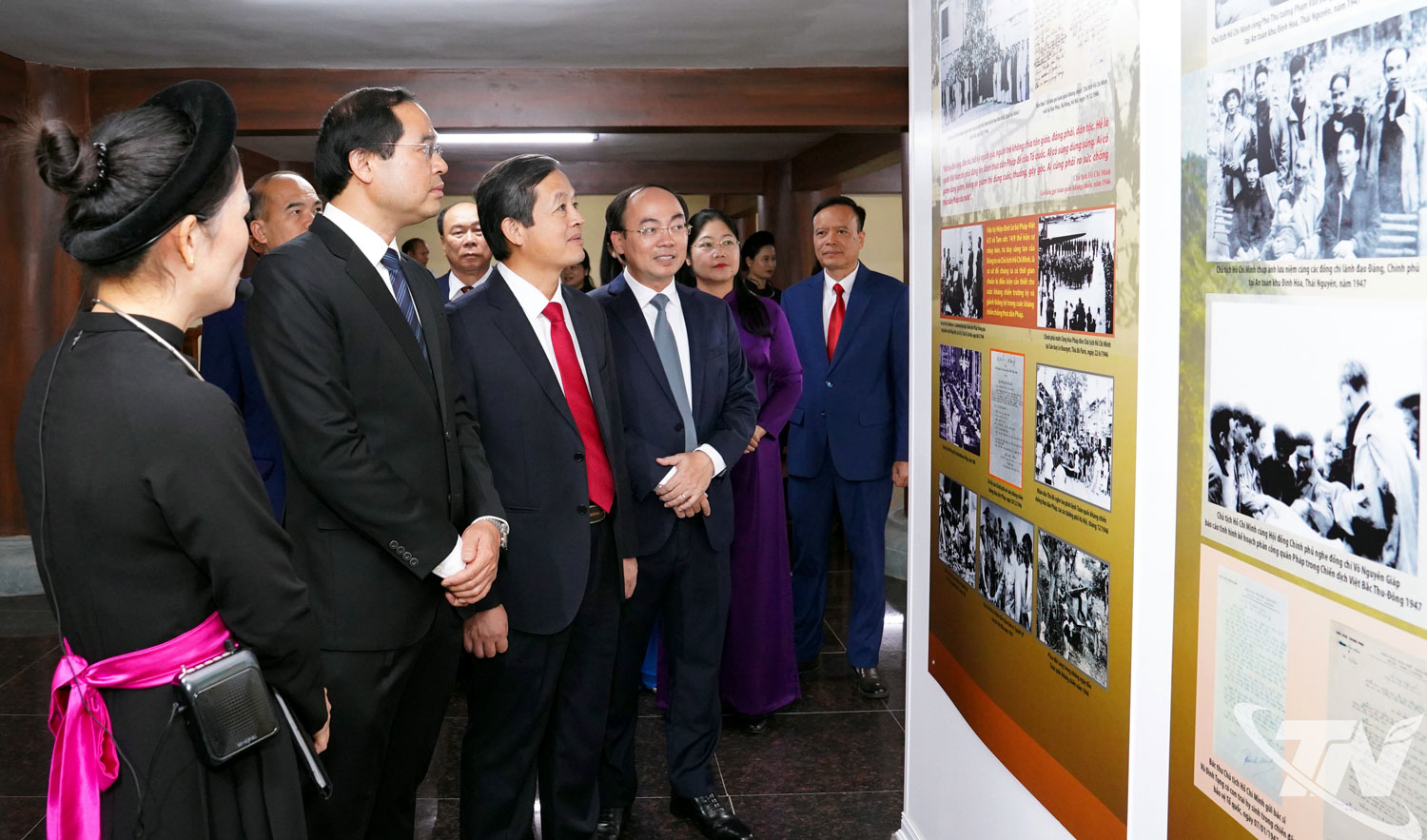 Các đồng chí lãnh đạo tỉnh thăm quan không gian trưng bày hiện vật lịch sử tại di tích Nhà tưởng niệm Chủ tịch Hồ Chí Minh.