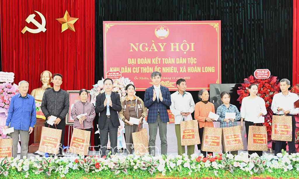 Trưởng ban Tuyên giáo và Dân vận Tỉnh ủy Nguyễn Văn Chiến trao quà tặng các hộ nghèo, hộ cận nghèo của xã Hoàn Long.