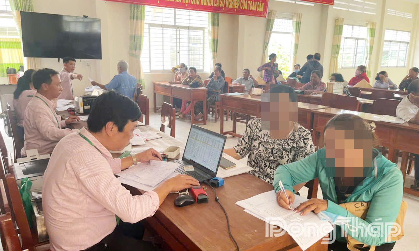 Chi nhánh Ngân hàng Chính sách xã hội khu vực Gò Công Tây giải ngân vốn hỗ trợ người chấp hành xong án phạt tù trở về địa phương lao động sản xuất, ổn định cuộc sống.