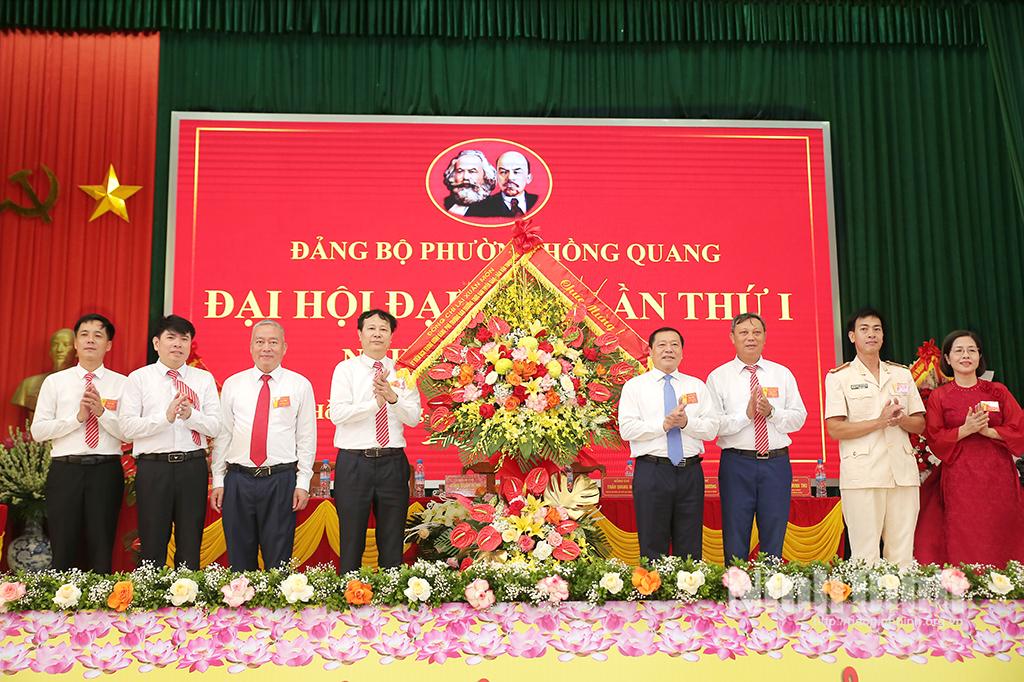 Đồng chí Lại Xuân Môn, Ủy viên Trung ương Đảng, Phó Trưởng Ban Thường trực Ban Tuyên giáo và Dân vận Trung ương tặng hoa chúc mừng Đại hội.