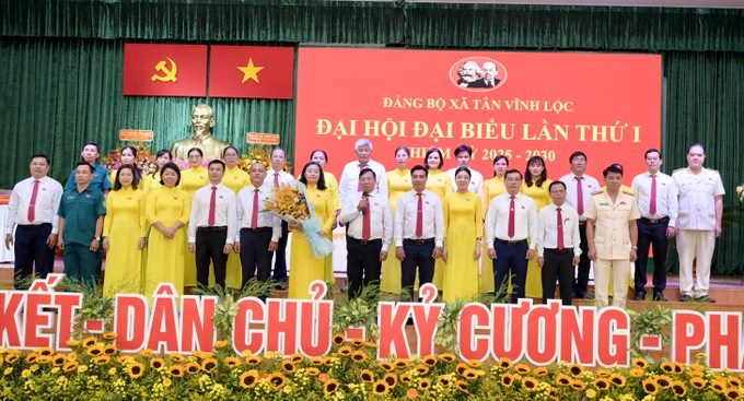 Ban Chấp hành Đảng bộ xã Tân Vĩnh Lộc ra mắt đại hội. Ảnh: SGGP