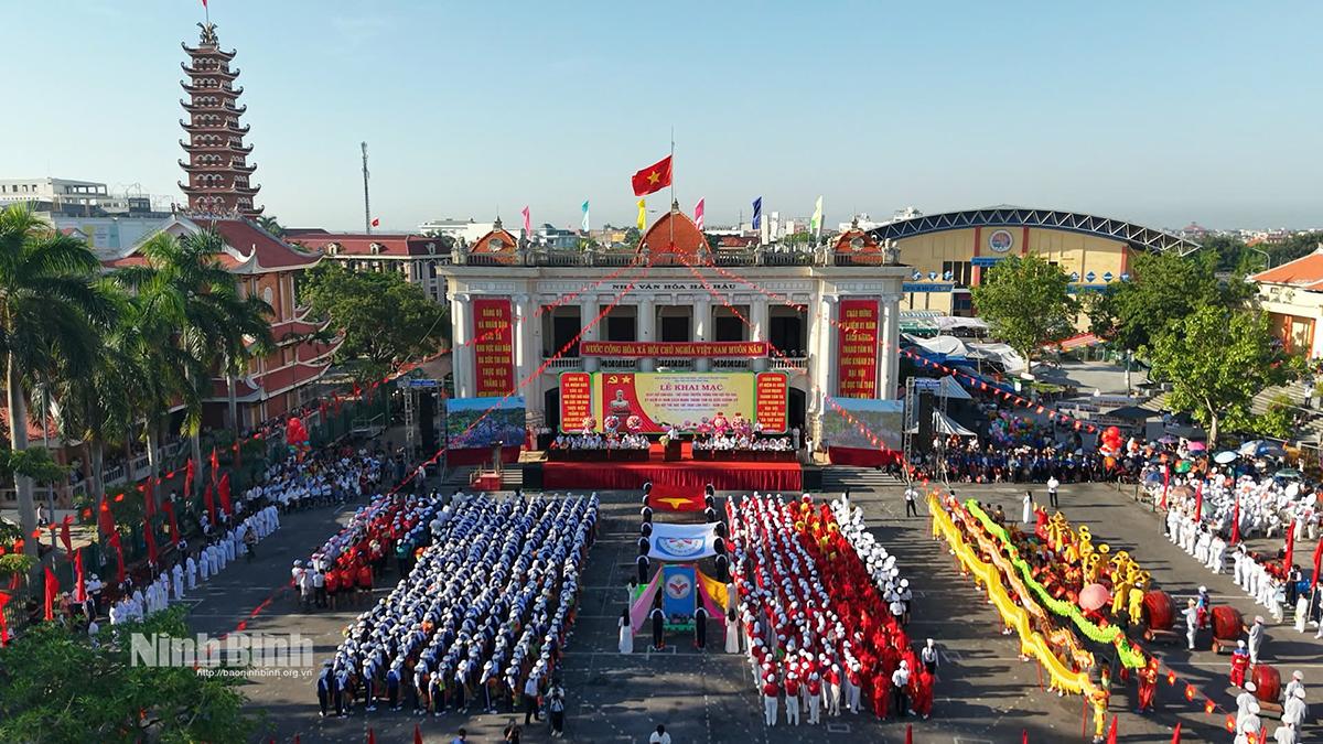 Lễ khai mạc Ngày hội Văn hóa-thể thao truyền thống khu vực Hải Hậu diễn ra trong không khí sôi nổi.