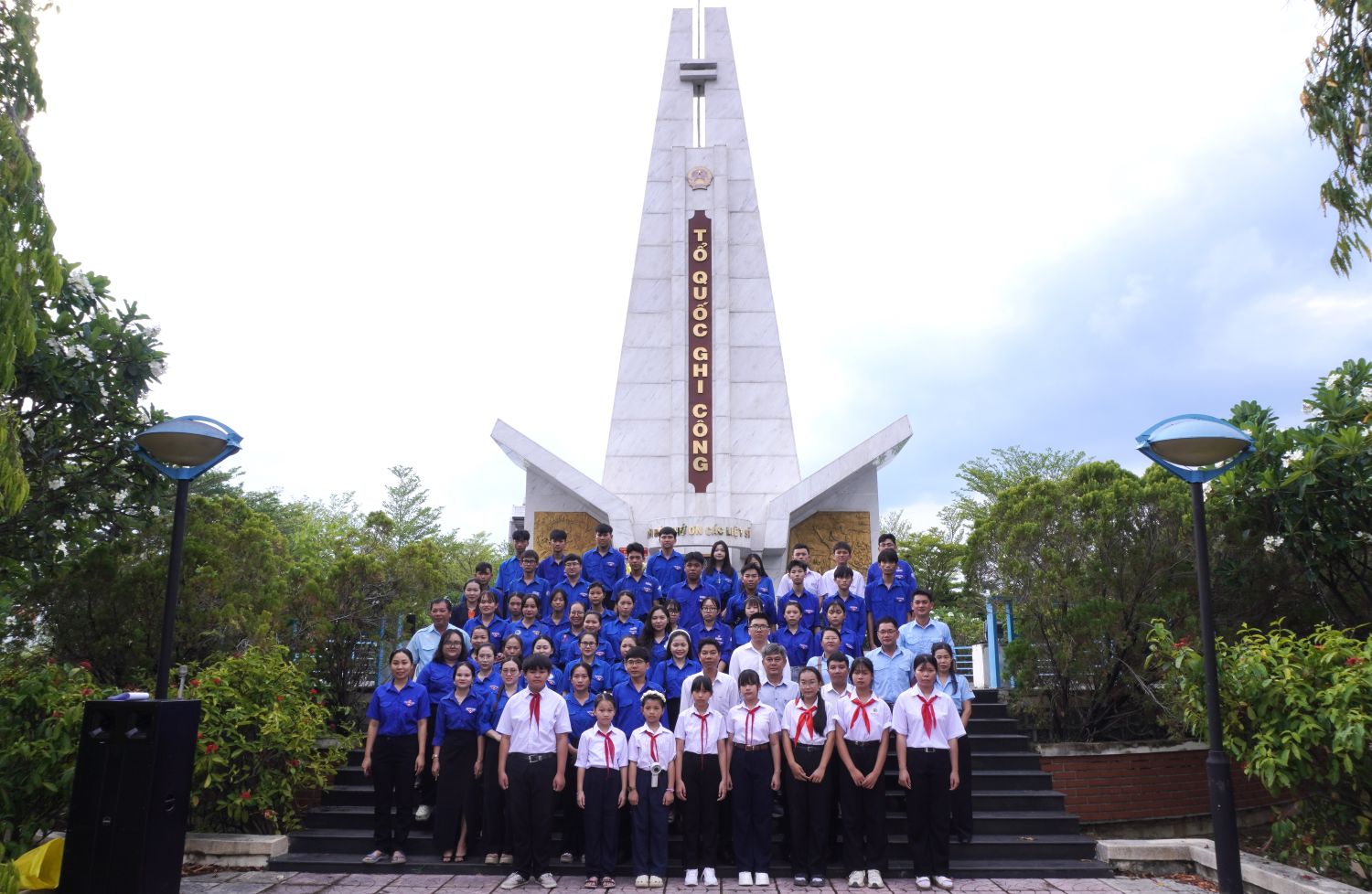 Các đại biểu chụp hình lưu niệm tại lễ dâng hoa, dâng hương.