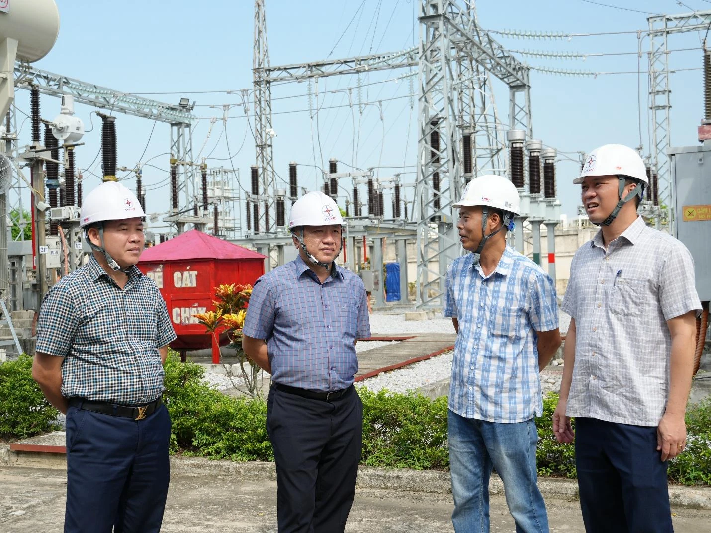 Phó Tổng Giám đốc EVNNPC Vũ Anh Phương kiểm tra công tác ứng phó cơn bão số 5 tại Thanh Hóa