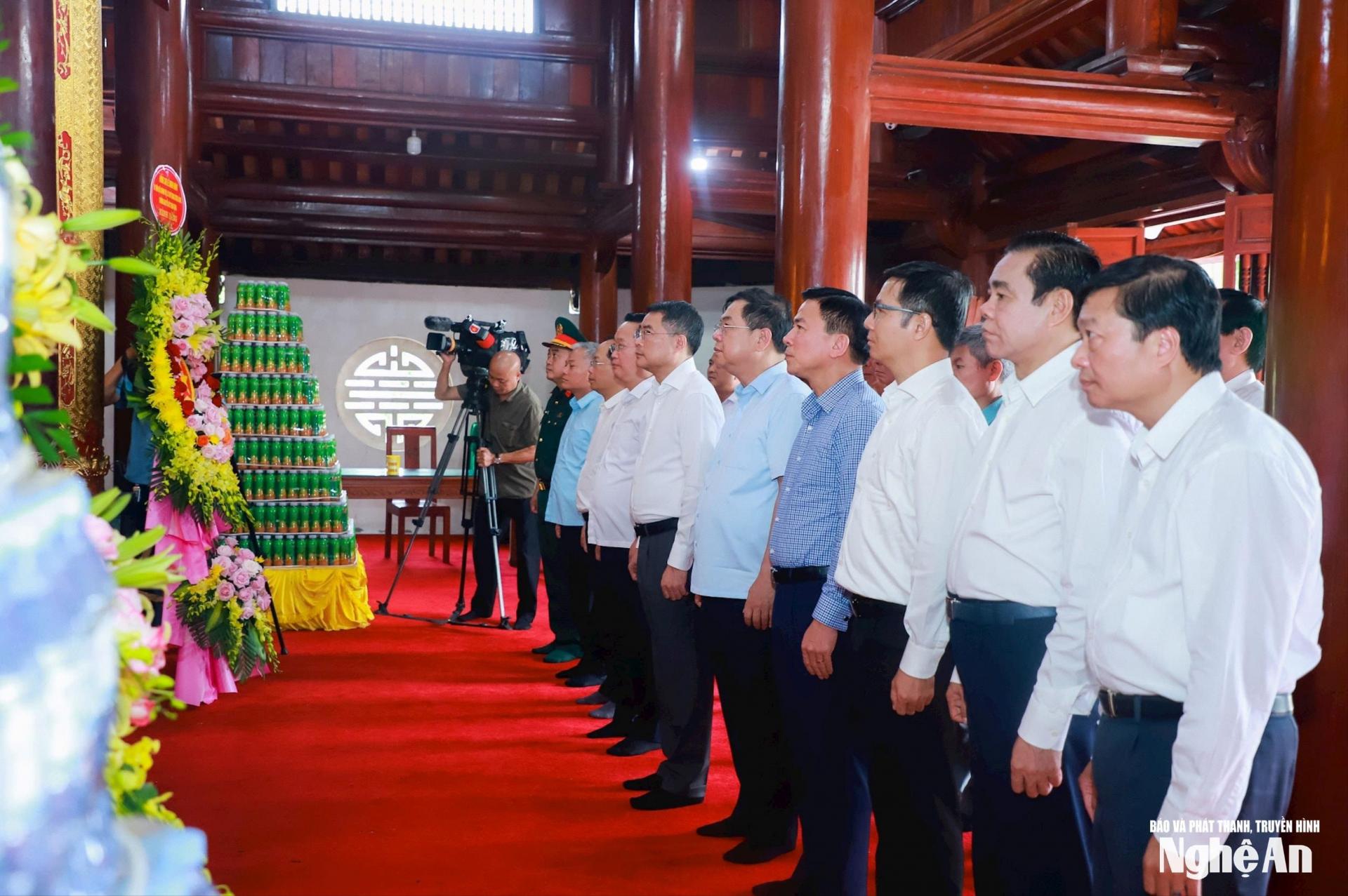 Các đại biểu dâng hoa, dâng hương tại Nhà thờ Bác Hồ và các anh hùng liệt sĩ thuộc Nghĩa trang liệt sĩ quốc tế Việt - Lào. Ảnh: Thành Duy