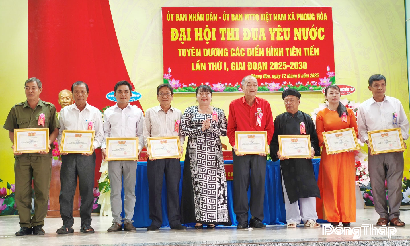 Đảng bộ, chính quyền xã Phong Hòa tuyên dương, khen thưởng các cá nhân,  tập thể tiêu biểu trong phong trào thi đua yêu nước.