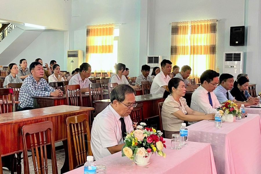 Các đại biểu tham dự khai giảng lớp bồi dưỡng.