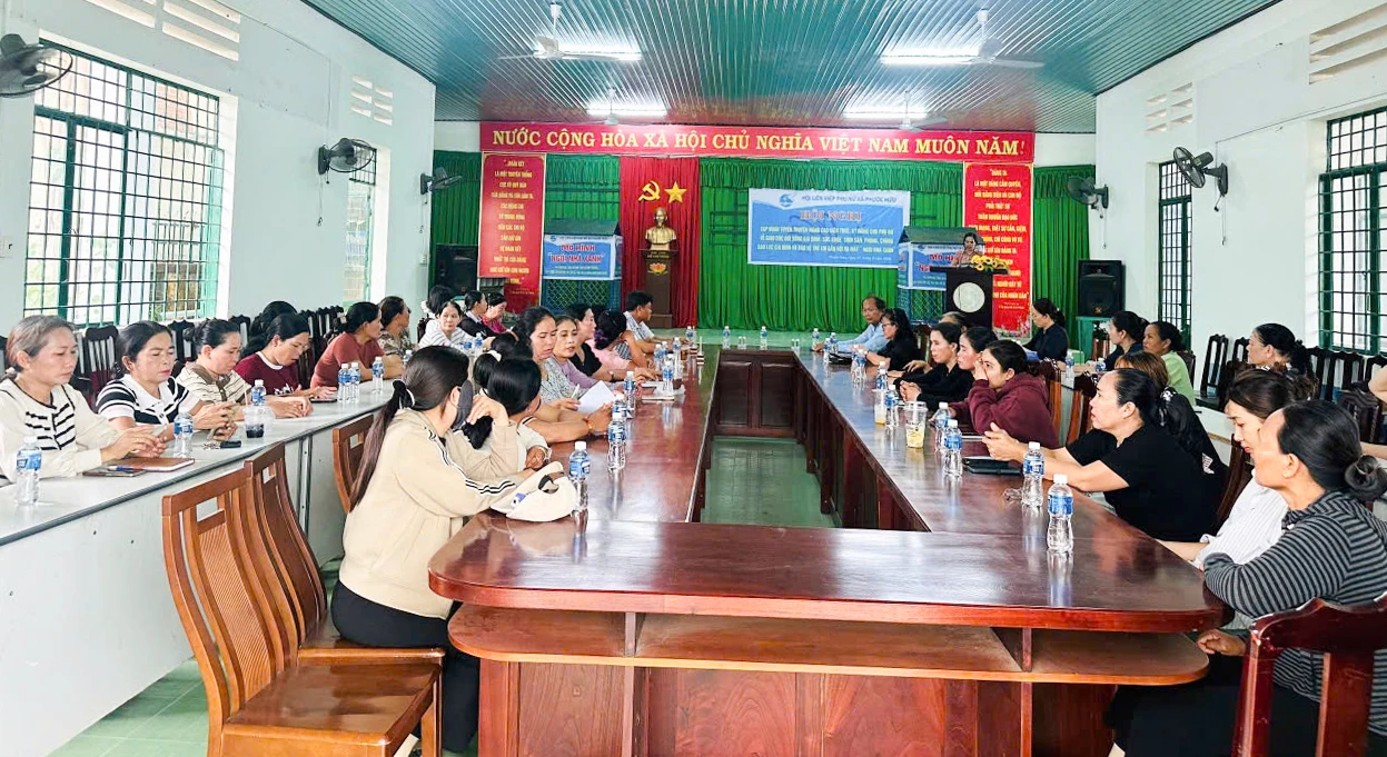 Các cán bộ, hội viên phụ nữ tham gia tập huấn.