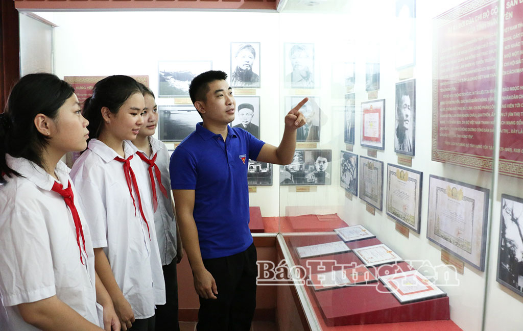 Thế hệ trẻ xã Chí Minh tìm hiểu lịch sử cách mạng của địa phương.