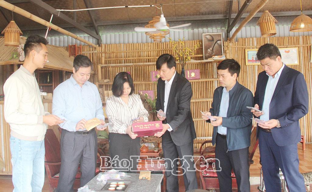 Đoàn kiểm tra tại Công ty TNHH Vườn sen Vũ Toàn với sản phẩm Trà ướp sen Vũ Toàn đề nghị đánh giá, công nhận lại  sản phẩm OCOP.