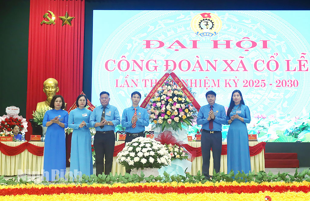 Đồng chí Nguyễn Hải Long, Tỉnh ủy viên, Phó Chủ tịch Ủy ban MTTQ Việt Nam tỉnh, Chủ tịch Liên đoàn Lao động tỉnh tặng hoa chúc mừng Đại hội. Ảnh: Văn Huỳnh