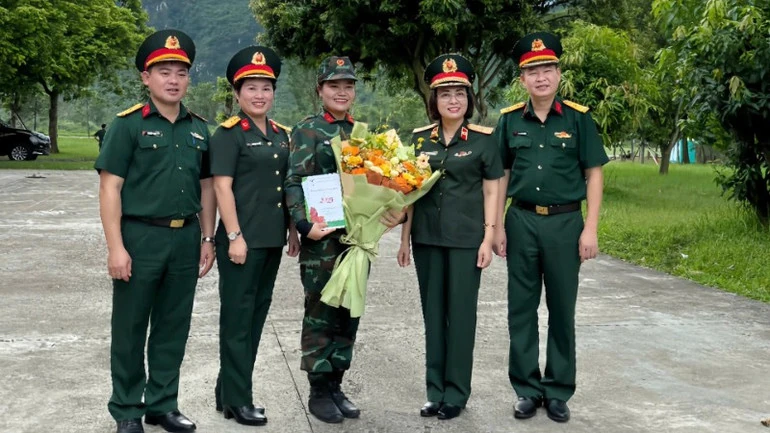 Hai chị em gái ruột sánh vai trong đội hình diễu binh, diễu hành