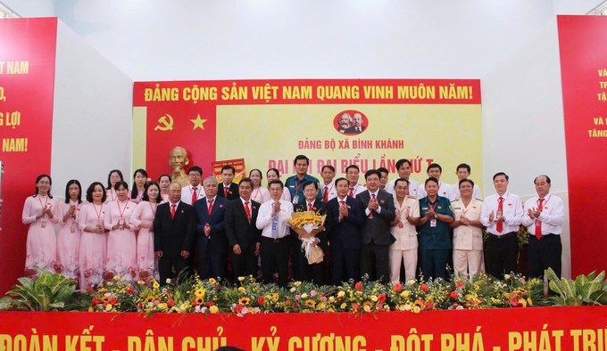 Ban Chấp hành Đảng bộ xã Bình Khánh ra mắt đại hội. (Ảnh SGGP)