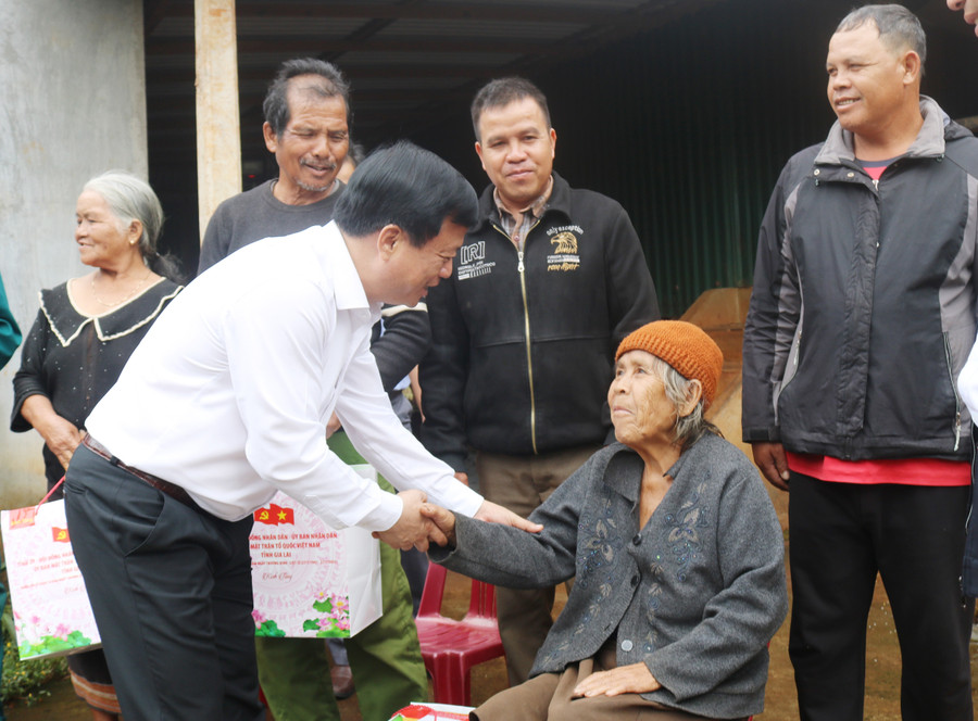 Phó Chủ tịch Thường trực UBND tỉnh Nguyễn Tuấn Thanh thăm hỏi bà Rơ Châm Bop, người có công với cách mạng ở xã Ia Khươl. Ảnh: Bình Dương hinh-3-pct-tt-nguyen-tuan-thanh-tang-qua-cho-gia-dinh-chinh-sach-tai-xa-ia-khuol.jpg