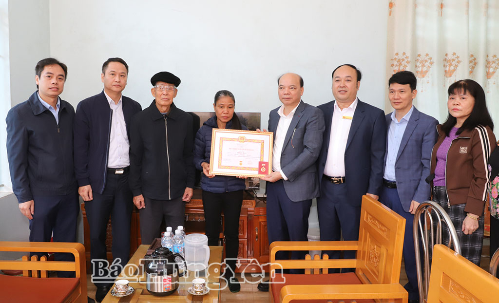 Đồng chí Đặng Thanh Giang, Ủy viên Ban Thường vụ Tỉnh ủy, Phó Chủ tịch HĐND tỉnh trao Huy hiệu 70 năm tuổi Đảng tặng đảng viên Bùi Văn Xoan cho đại diện gia đình. Ảnh: Nguyễn Quỳnh