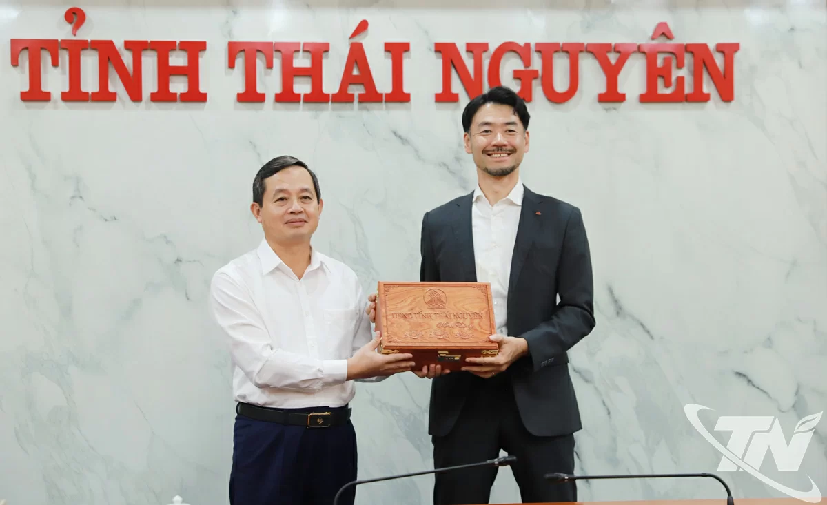 Đồng chí Chủ tịch UBND tỉnh Phạm Hoàng Sơn tặng đặc sản trà Thái Nguyên cho ngài Kohara Shunsuke.