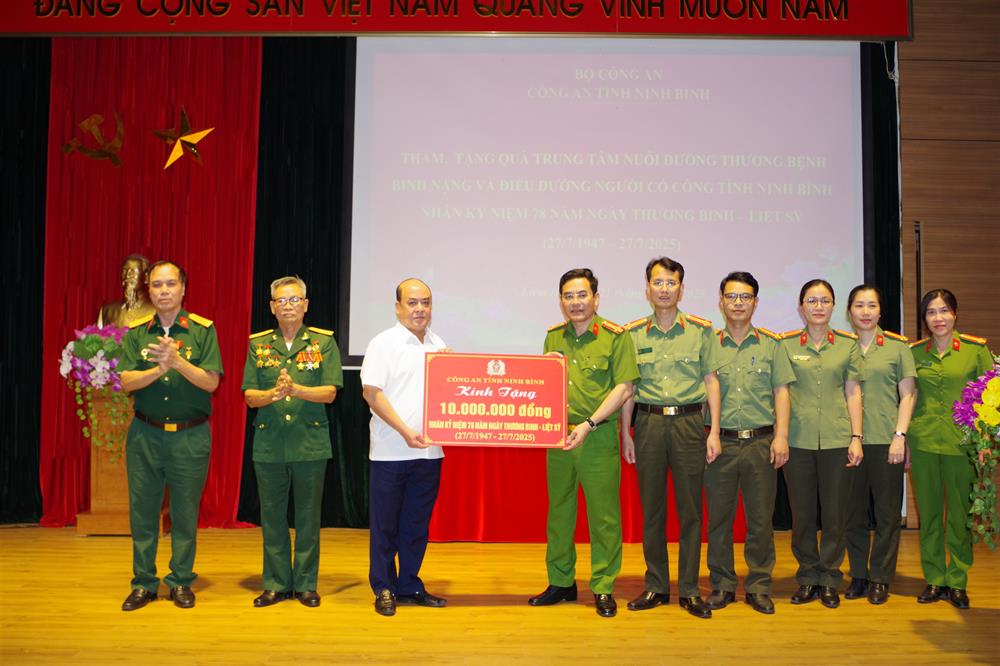 Đại tá Đỗ Hoài Nam trao số tiền 10 triệu đồng của Công an tỉnh tặng Trung tâm nuôi dưỡng Thương, bệnh binh nặng và điều dưỡng Người có công tỉnh Ninh Bình.