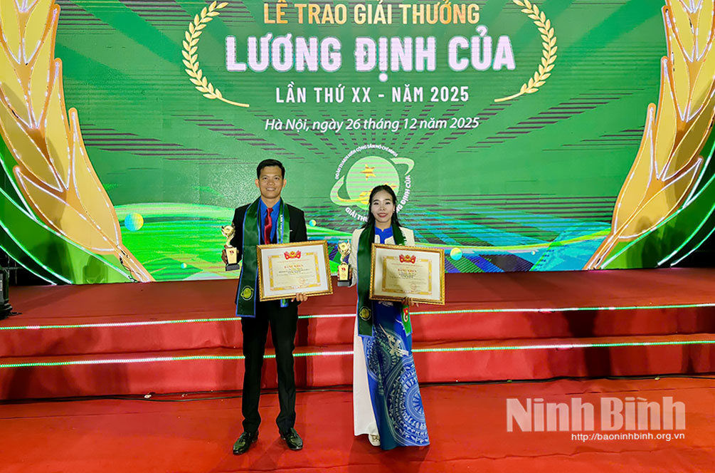 Chị Nguyễn Thị Th&uacute;y, Ph&oacute; Gi&aacute;m đốc C&ocirc;ng ty TNHH Cường L&atilde; (x&atilde; Hải Thịnh) v&agrave; anh B&ugrave;i Văn Doanh, Gi&aacute;m đốc Hợp t&aacute;c x&atilde; Sản xuất v&agrave; Dịch vụ n&ocirc;ng nghiệp Sen Hồng 18 (x&atilde; Giao Ph&uacute;c), hai thanh ni&ecirc;n ti&ecirc;u biểu của tỉnh Ninh B&igrave;nh, vinh dự nhận Giải thưởng Lương Định Của lần thứ XX, năm 2025.