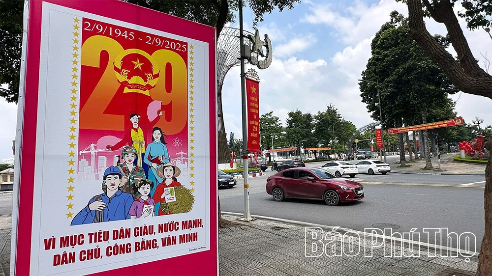 Đường phố rực rỡ cờ hoa chào mừng Quốc khánh 2/9