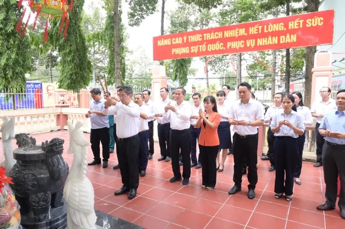 Đồng chí Nguyễn Phước Lộc và đoàn công tác đã đến dâng hương tại đền thờ Anh hùng liệt sĩ tại trụ sở Đảng ủy phường Phú An (TPHCM). (Ảnh: SGGP)