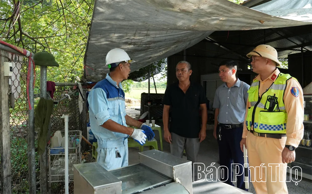 Tái diễn tình trạng lấn chiếm gầm cầu làm nơi buôn bán