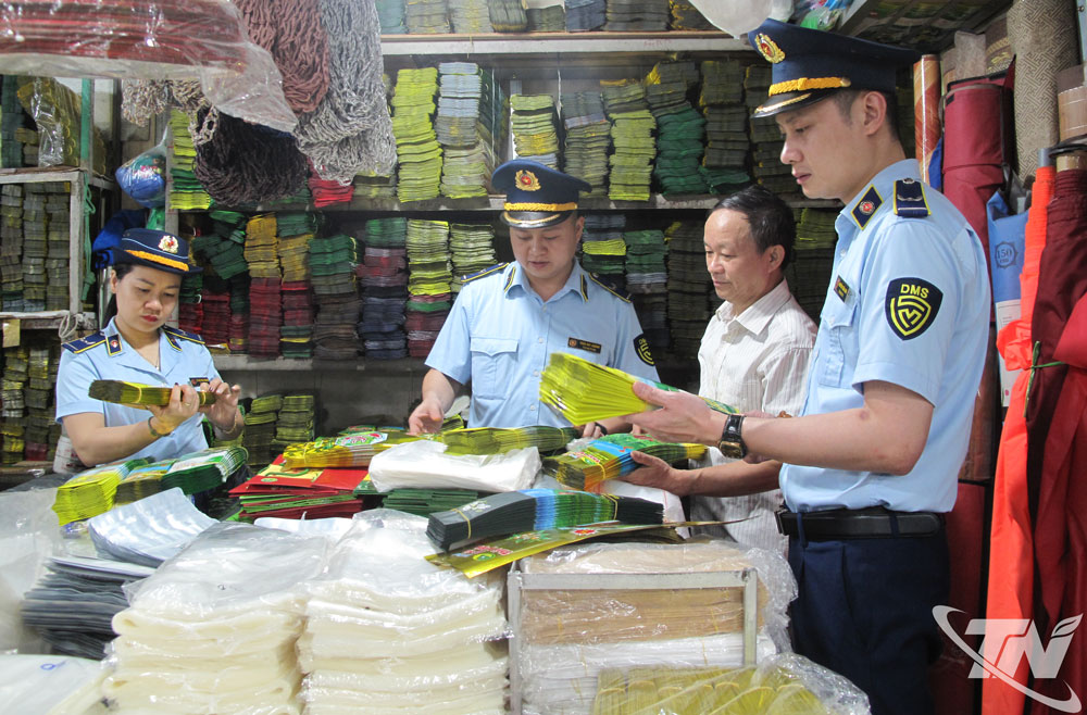 Lực lượng Quản lý thị trường kiểm tra hoạt động kinh doanh bao bì nhãn mác đóng gói các sản phẩm chè Thái Nguyên.