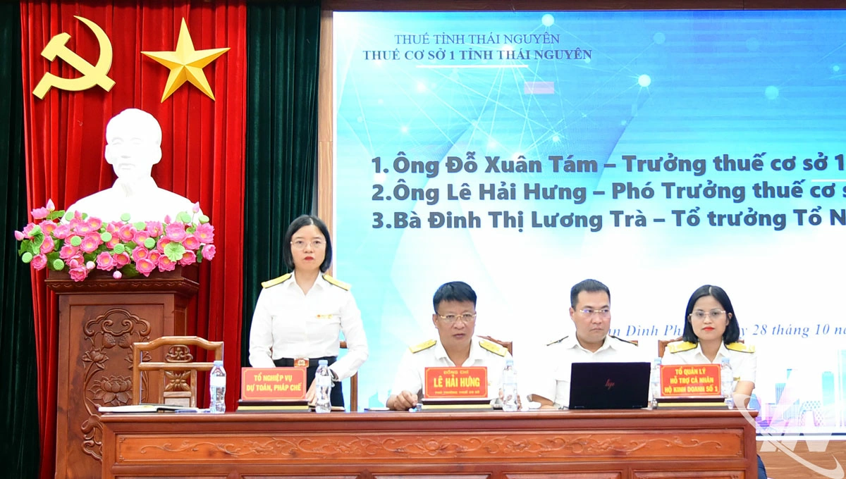 Đại diện Thuế cơ sở 1 Thái Nguyên trao đổi với các hộ kinh doanh về phương pháp nộp thuế mới.