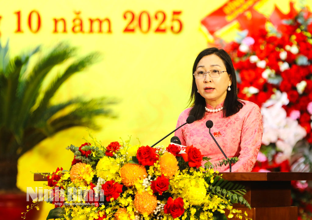 Đồng chí Đinh Thị Lụa, Phó Bí thư Thường trực Tỉnh ủy phát biểu bế mạc Đại hội.