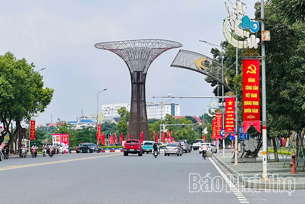 Đường phố rực rỡ cờ hoa chào mừng Quốc khánh 2/9