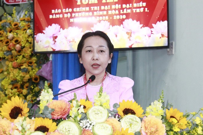 Chủ tịch UBND phường Bình Hòa Nguyễn Thị Ngọc Châu báo cáo trước đại hội. (Ảnh: SGGP)