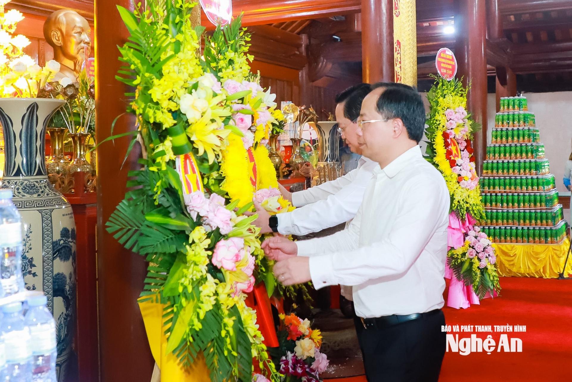Các đồng chí: Bí thư Tỉnh ủy Nghệ An Nguyễn Đức Trung và Bí thư Tỉnh ủy Hà Tĩnh Nguyễn Duy Lâm dâng hoa tại Nhà thờ Bác Hồ và các Anh hùng liệt sĩ thuộc Nghĩa trang liệt sĩ quốc tế Việt - Lào. Ảnh: Thành Duy