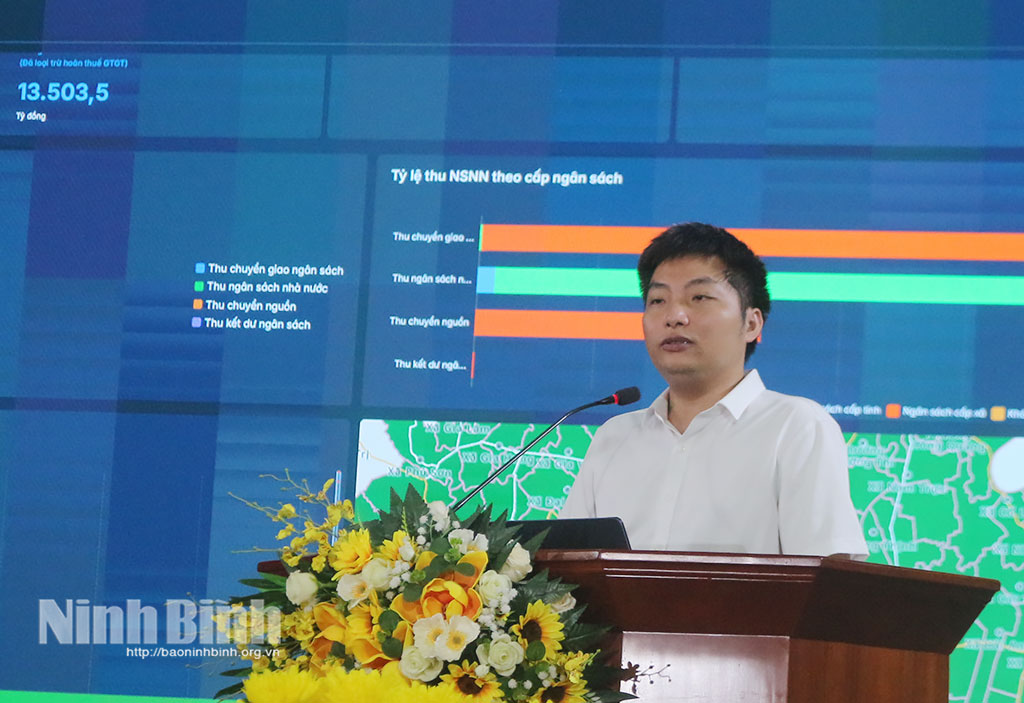 Cán bộ kỹ thuật Trung tâm Khoa học, Công nghệ, Đổi mới sáng tạo và Chuyển đổi số hướng dẫn nội dung Ứng dụng công dân số Ninh Binh-S. Ảnh: Tiến Đoàn