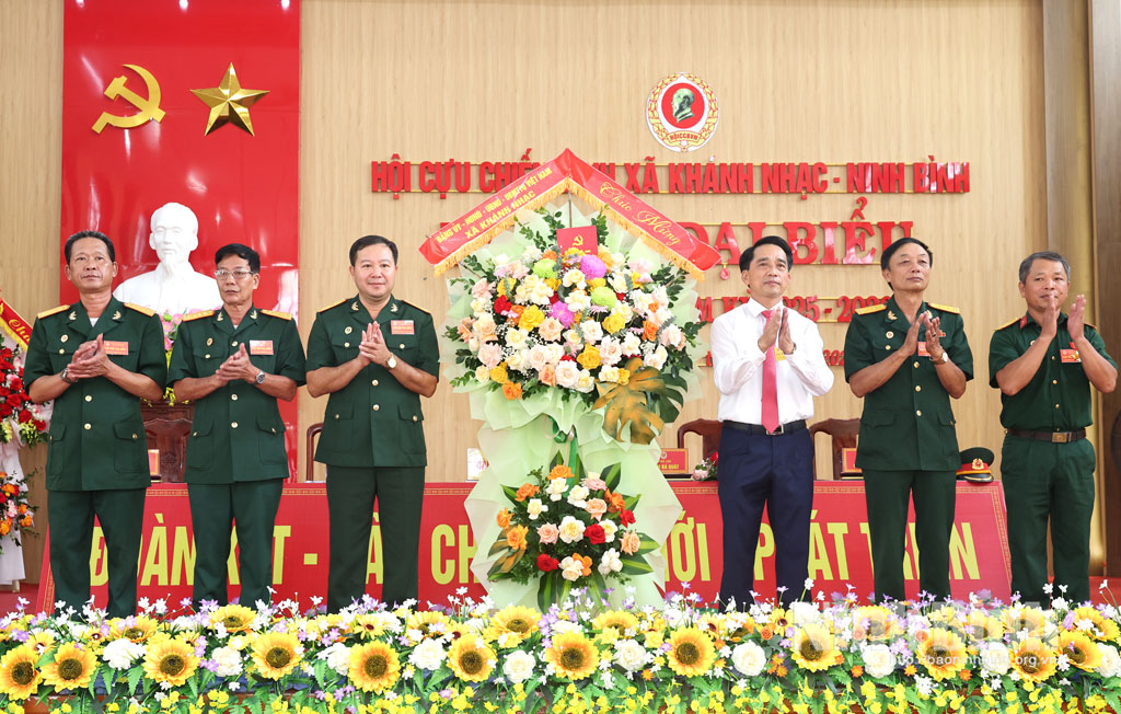 Lãnh đạo xã Khánh Nhạc tặng hoa chúc mừng Đại hội.