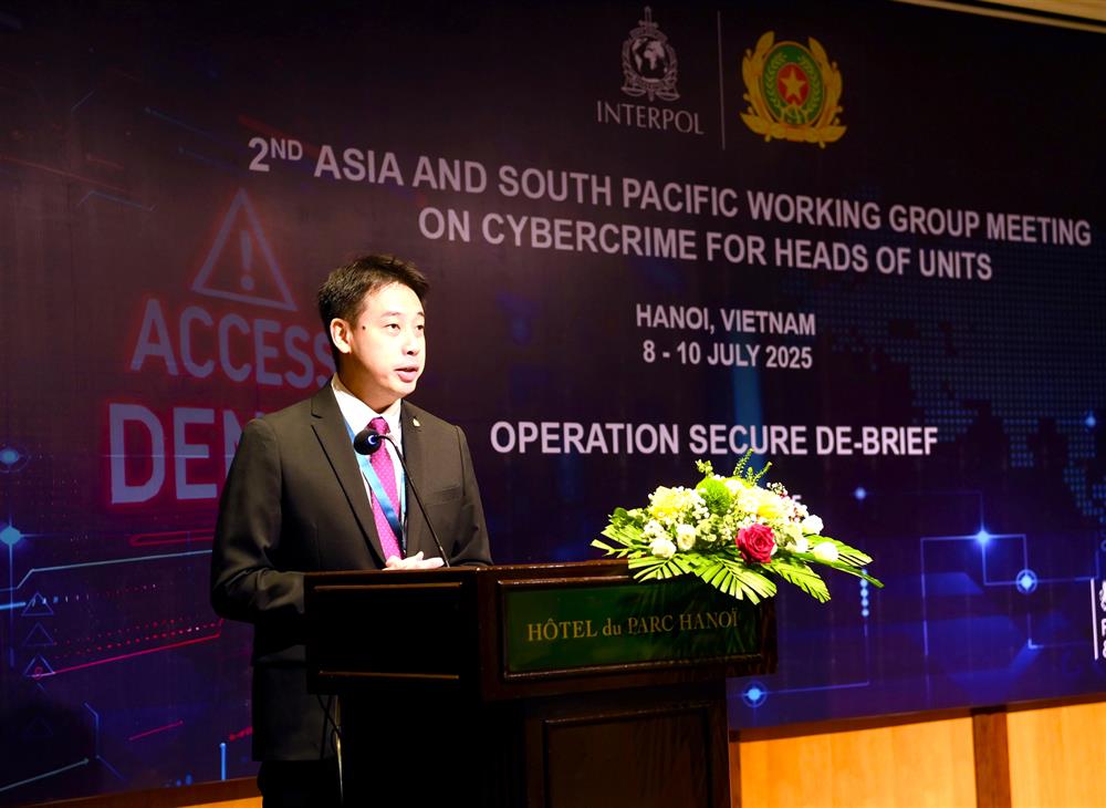 Ngài Edmund Goh, Trưởng Dự án phòng chống tội phạm mạng khu vực châu Á - Thái Bình Dương của INTERPOL phát biểu tại Hội nghị.