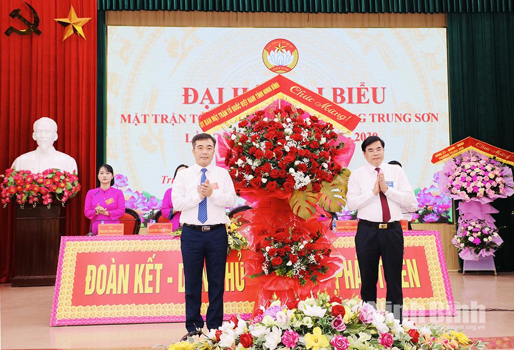 Đồng chí Nguyễn Hải Long, Tỉnh ủy viên, Phó Chủ tịch Ủy ban MTTQ Việt Nam tỉnh, Chủ tịch Liên đoàn Lao động tỉnh tặng hoa chúc mừng Đại hội đại biểu MTTQ Việt Nam phường Trung Sơn. Ảnh Đức Lam