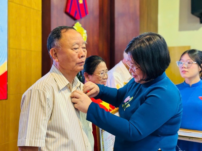 Đồng chí Văn Thị Bạch Tuyết trao Huy hiệu Đảng đến các đảng viên