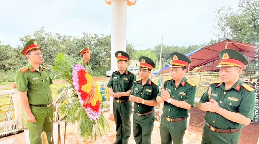 Cán bộ, chiến sĩ, người lao động Công ty 715 tổ chức dâng hương, dâng hoa tại khu di Khu di tích lịch sử Chiến thắng Chư Nghé. Ảnh: Nguyễn Công gen-n-z6842439032611-353c0b827987f90b807718b285baac12.jpg
