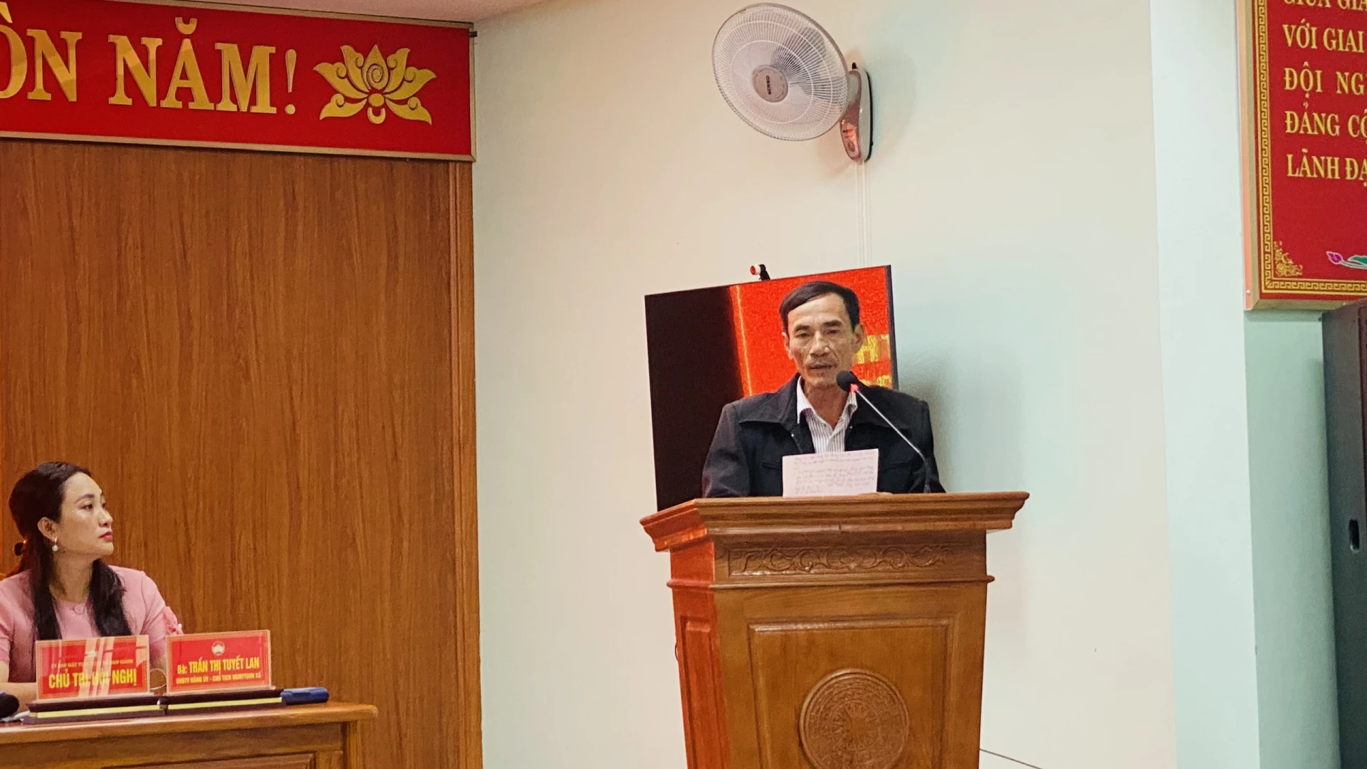 Cử tri phát biểu ý kiến tại buổi tiếp xúc - Ảnh: N.L