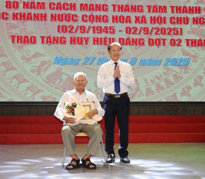 Chủ nhiệm Ủy ban Kiểm tra Thành ủy TPHCM Võ Văn Dũng trao Huy hiệu 70 năm tuổi Đảng đến đồng chí Lâm Hữu Văn