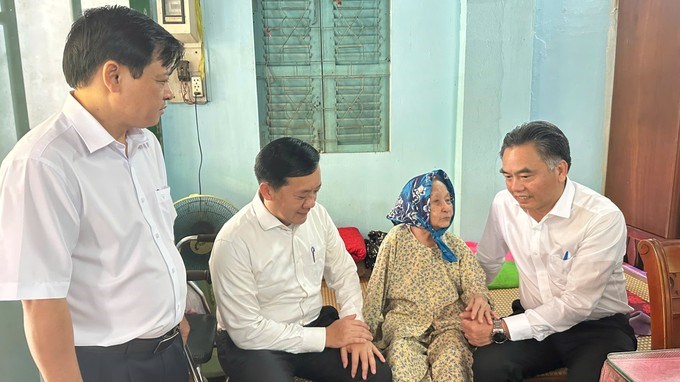 Phó Chủ tịch UBND TPHCM Nguyễn Lộc Hà đến thăm, tặng quà Mẹ Việt Nam anh hùng Thiều Thị Xuyến