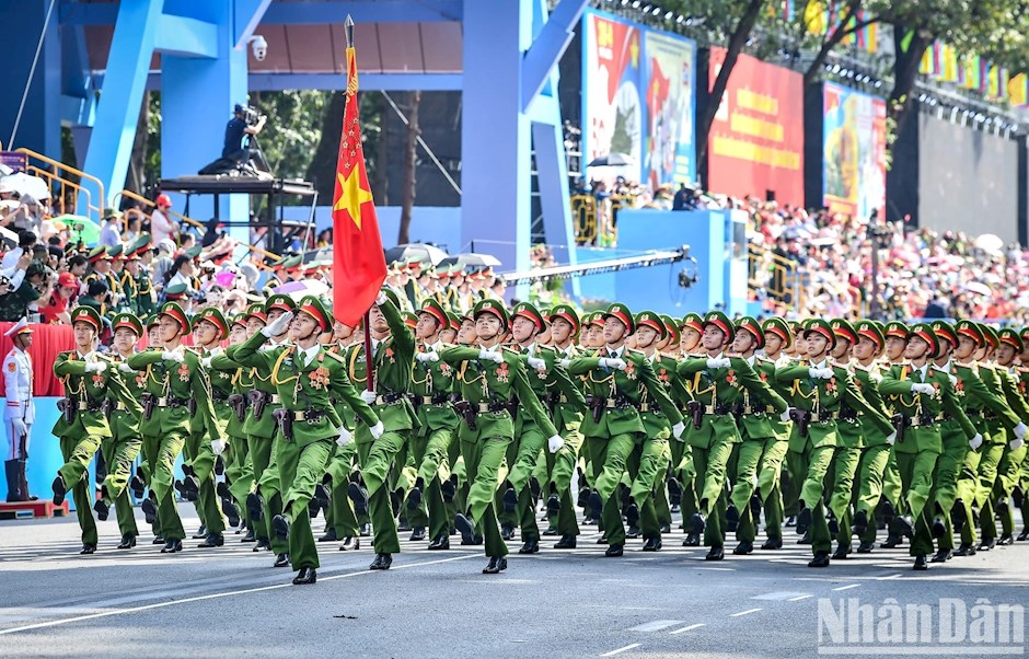 Khối nam sĩ quan Cảnh sát nhân dân tại Tổng duyệt lễ diễu binh, diễu hành Lễ kỷ niệm 50 năm Ngày Giải phóng miền nam, thống nhất đất nước. (Ảnh: TTXVN)