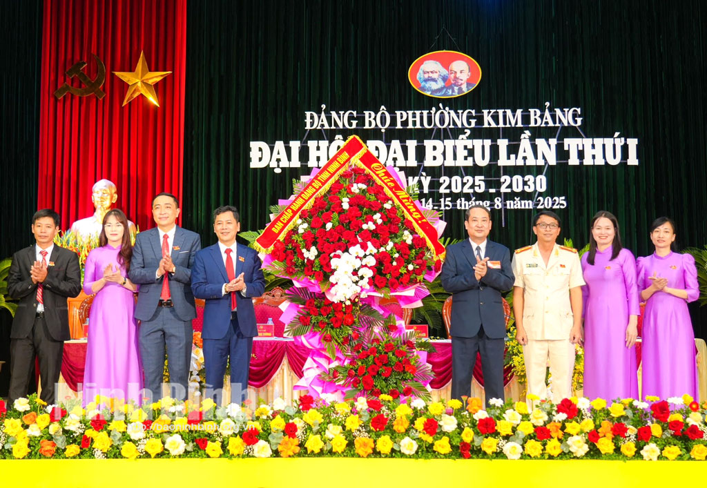 Đồng chí Mai Văn Tuất, Phó Bí thư Tỉnh ủy, Chủ tịch Ủy ban MTTQ Việt Nam tỉnh tặng hoa chúc mừng Đại hội.