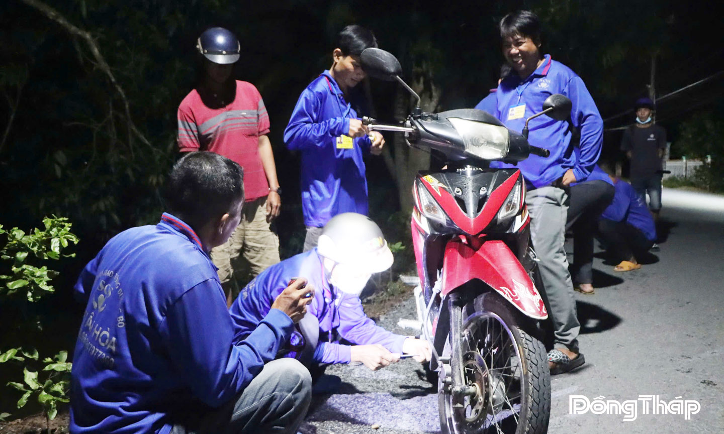 Nhiều năm qua, ông Võ Anh Hào cùng với Đội cứu hộ giao thông đường bộ xã Phong Hòa hỗ trợ cho nhiều trường hợp xe bị hư hỏng khi đang lưu thông.