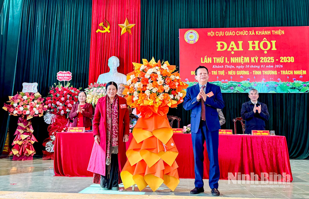 L&atilde;nh đạo Hội Cựu gi&aacute;o chức tỉnh tặng hoa ch&uacute;c mừng Đại hội.