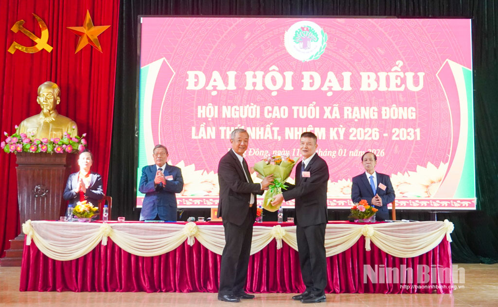 L&atilde;nh đạo Hội Người cao tuổi tỉnh tặng hoa ch&uacute;c mừng Đại hội