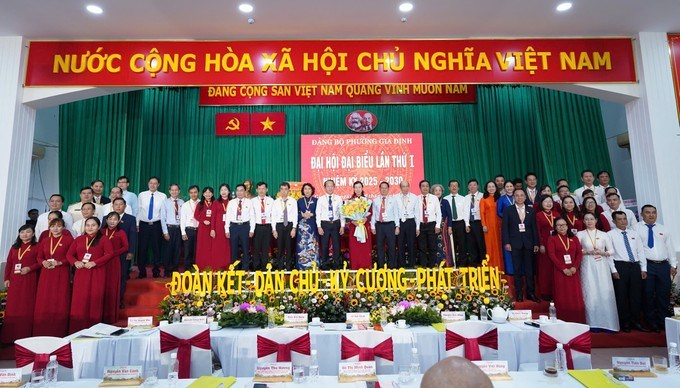 Đồng chí Võ Văn Dũng chúc mừng Ban Chấp hành Đảng bộ phường Gia Định