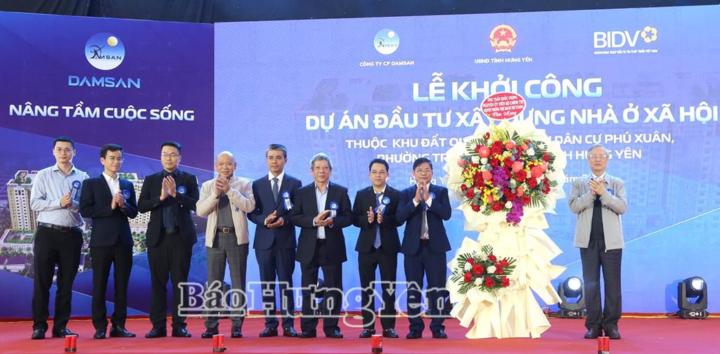 Đồng chí Trần Quốc Vượng, nguyên Ủy viên Bộ Chính trị, nguyên Thường trực Ban Bí thư tặng hoa chúc mừng.